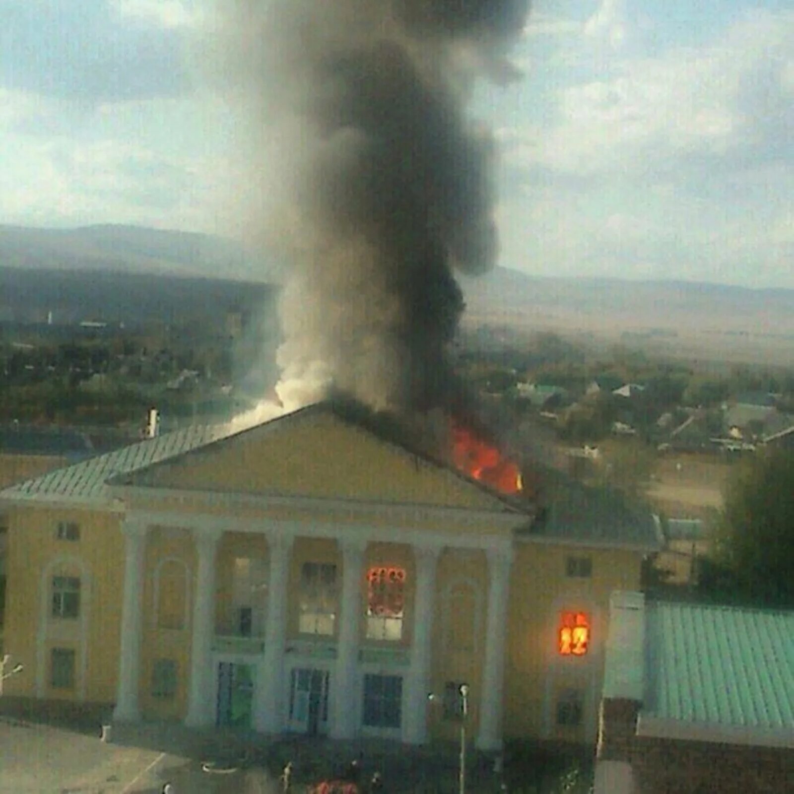 Погода в сибае на неделю самый точный. Сибай филармония пожар. Филармония Сибай. Башкирия г Сибай. Горит филармонии г Сибай.