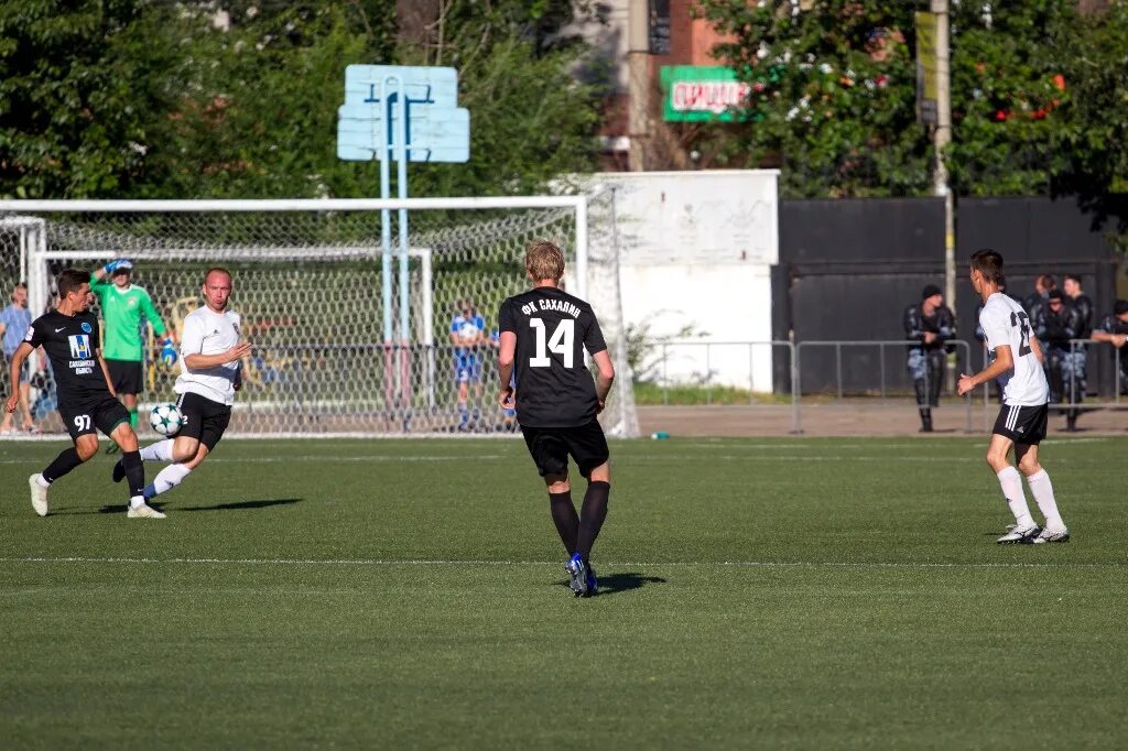 Фк благовещенск павел соловьянов. Благовещенск сахалин. Аутсайдер футбол. Фк сахалинец на поле. Благовещенск сахалин.