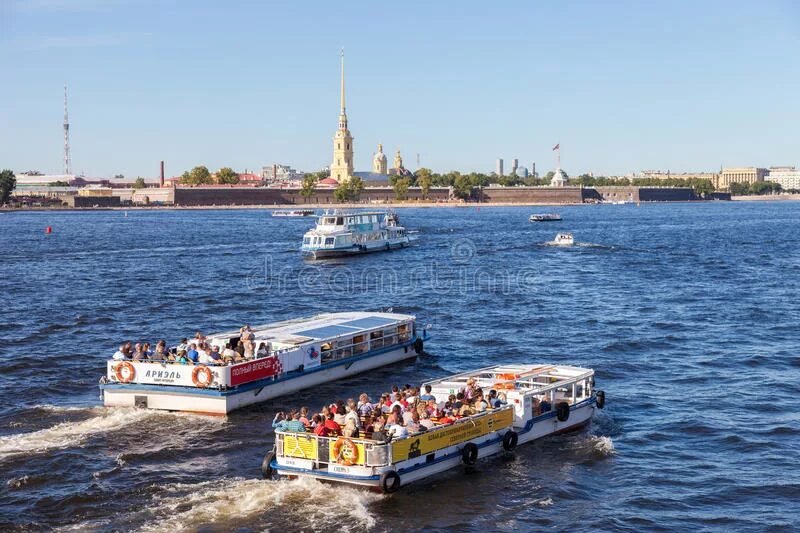 Прогулочные катера на Неве. Лодочки на Неве. Питер река Нива на катере. Volga is longest river