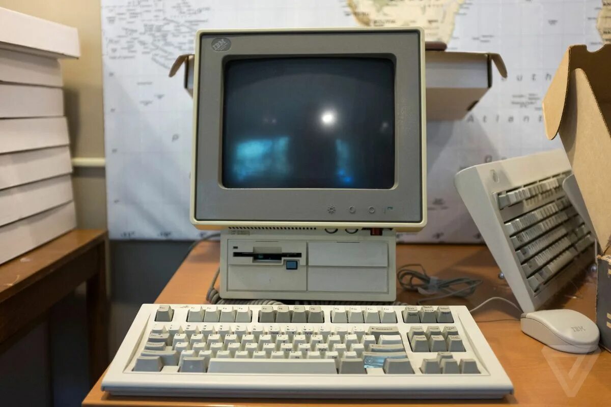 Ibm модели. Старый компьютер. Самый старый ПК. Самый старый компьютер. Самый первый компьютер.