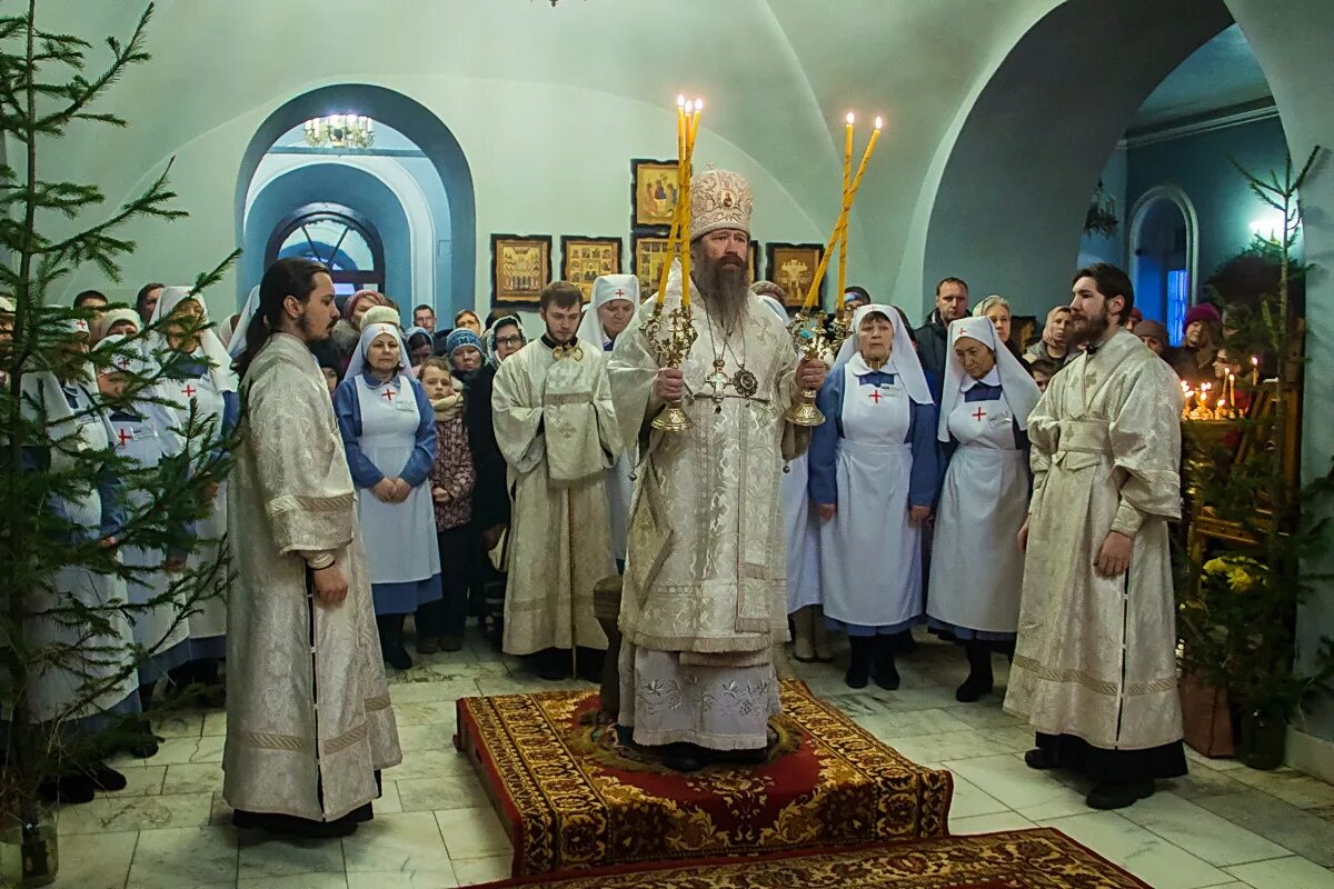 троица богослужение. служба в храме 13 января. служба в храме 13 января. обрезание господне украшение иконы в храме. служба в храме 13 января.