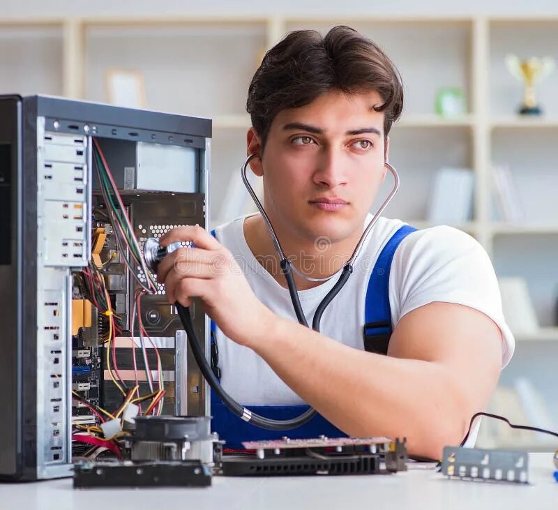 Исправь компьютер. Мужчина чинит компьютер. Молодой человек ремонтирует компьютер. Компьютер ремонт парни. Мужчина чинит компьютер вертикально.