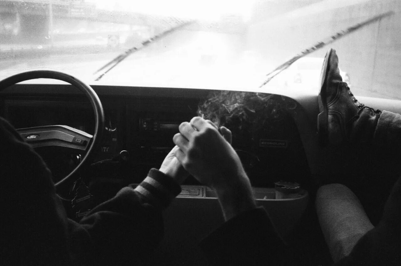 Парень курит в машине. Одинокий парень в машине. Парень с сигаретой в машине. Машины для пацанов. Песни а в машине едет черная машина