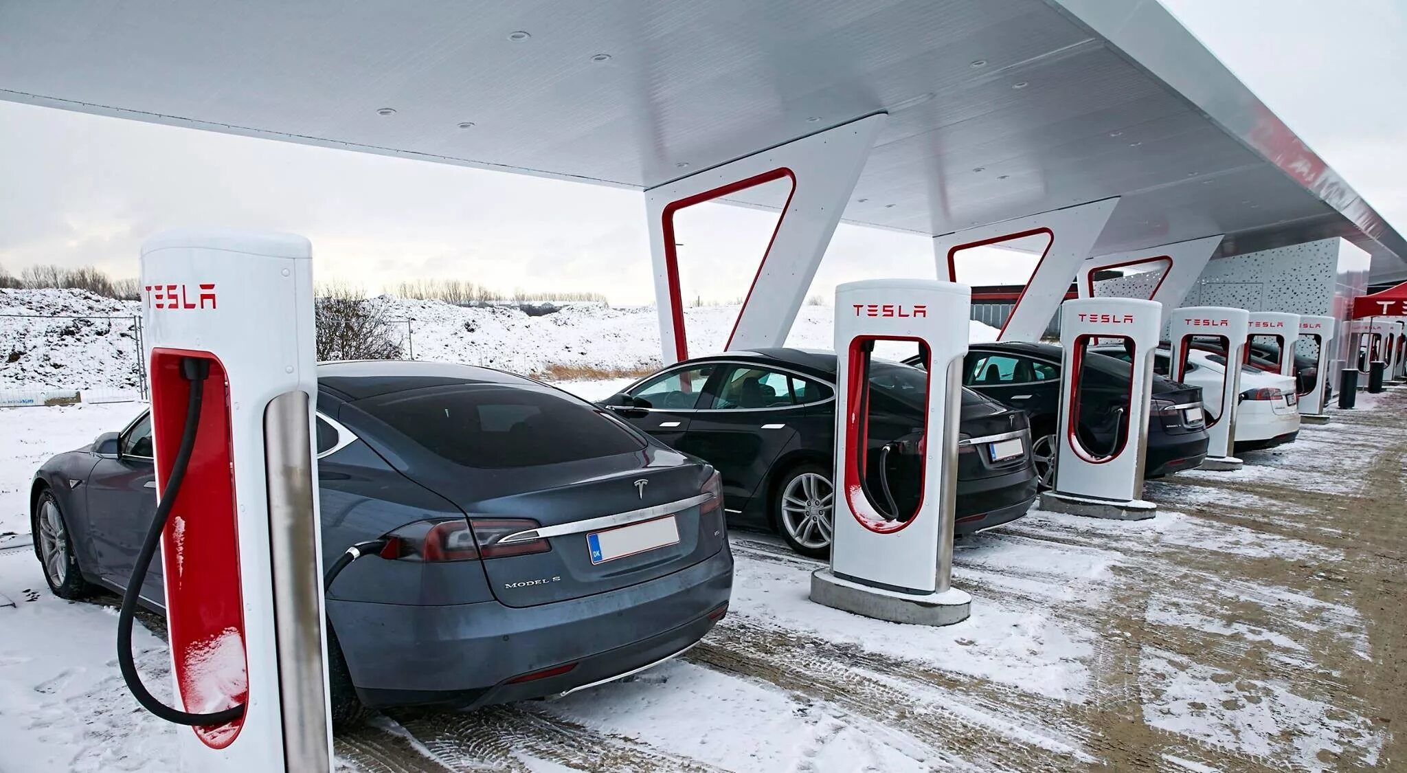 Зарядная станция Tesla Supercharger. Зарядка Tesla Supercharger. Электрозаправка для электромобилей Тесла. Станция зарядки электромобилей Тесла. Зарядные станции в россии