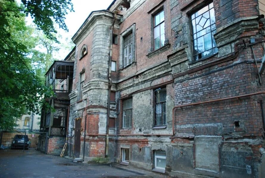 Обветшалый дом в санкт-петербурге. Старые здания. Старые питерские здания. Петербургские трущобы васильевский остров. Особняк брэма на васильевском острове в санкт-петербурге.