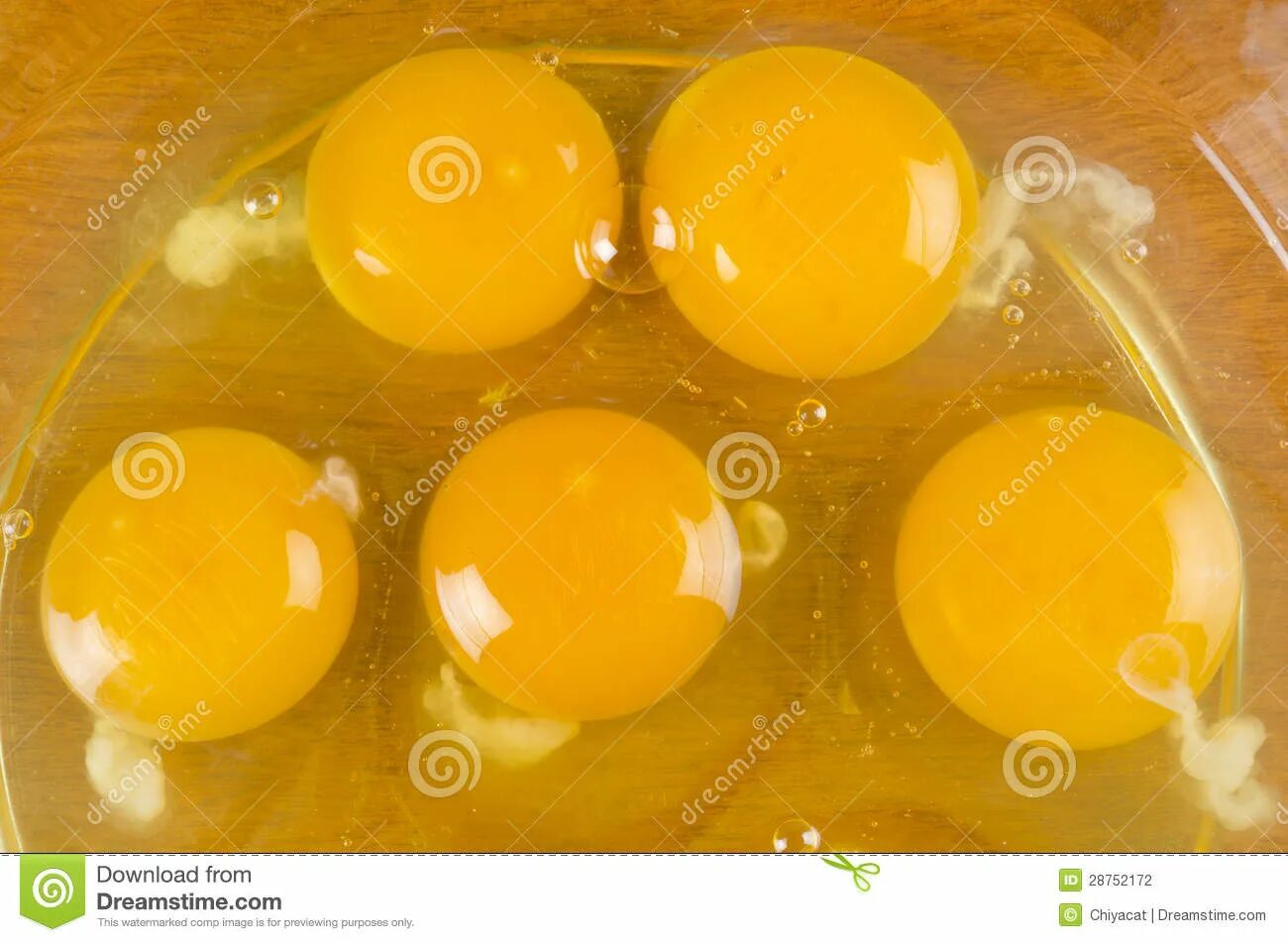 Почему мутные белки яиц. Мутный белок в яйце. Яйцо с желтым желтком.