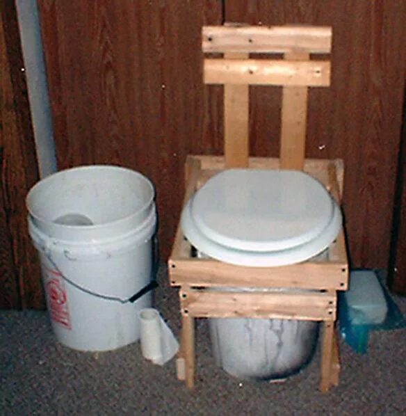 Воронка для дачного туалета. Как самому сделать унитаз. Стул для туалета на даче. Пьедестал для дачного туалета. Отверстие в уличном туалете.