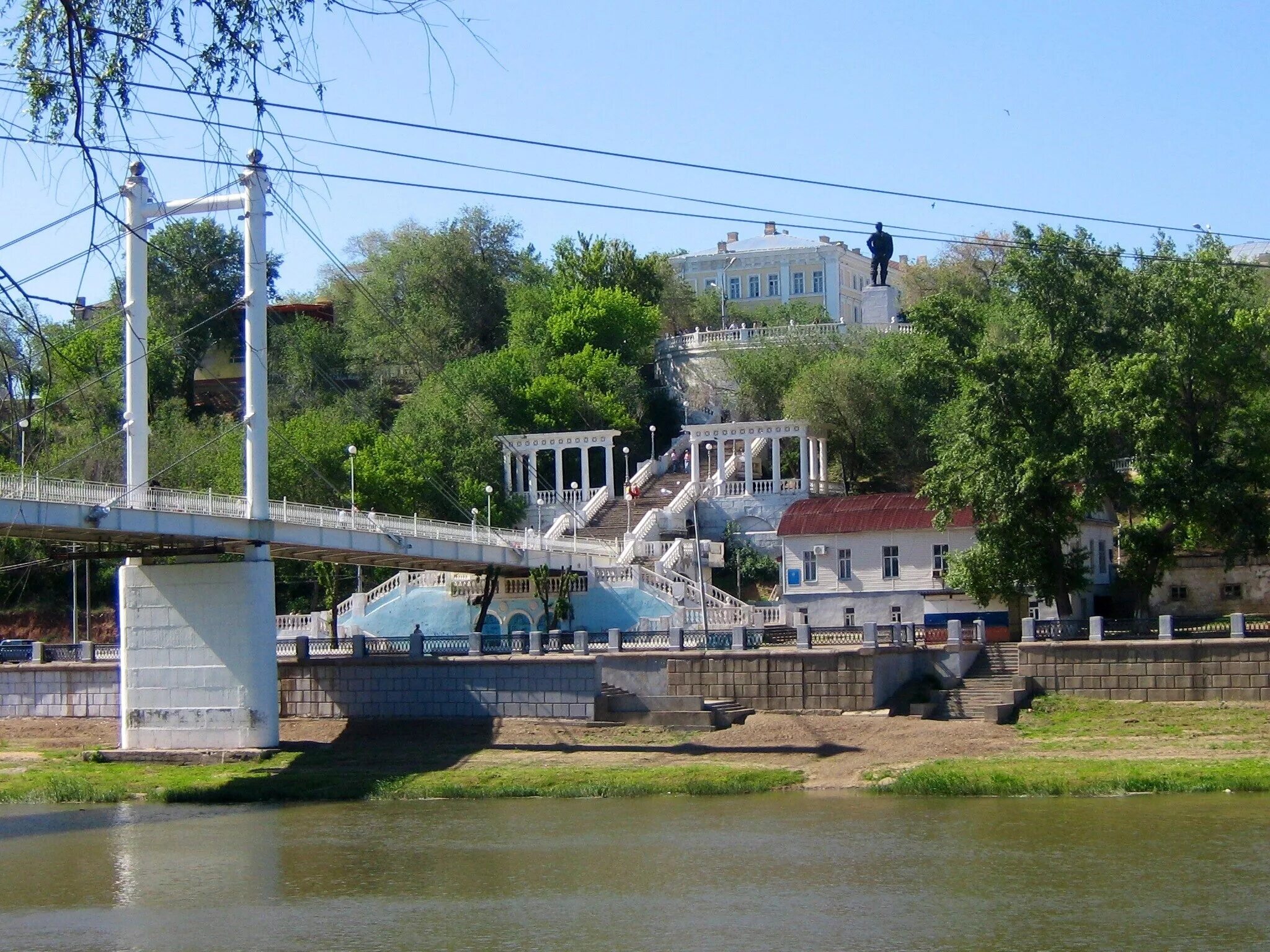 Мост через урал оренбург фото. Мост Европа Азия Оренбург. Мост Беловка Оренбург. Мост через Урал Оренбург Европа Азия. Пешеходный мост через Урал в Оренбурге.