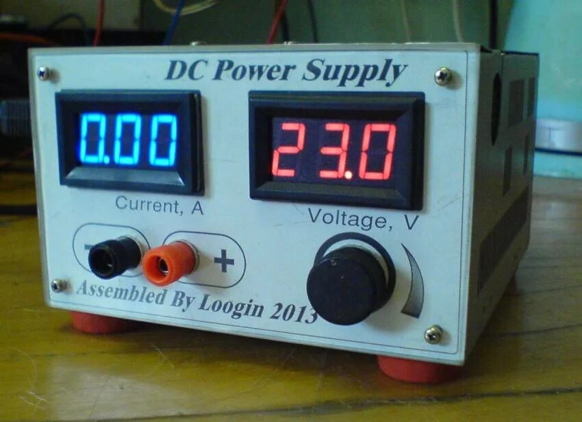 Универсальный лабораторный блок питания. Блок питания 12в с регулировкой напряжения и тока. Бп для шуруповерта на ir2153. Схема блока питания с регулировкой напряжения 0-30в 10а. Ручной блок питания.