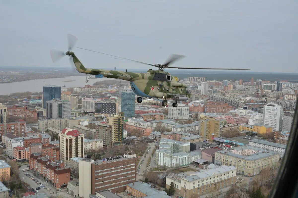 Полетим новосибирск. Новосибирск парад Победы самолеты. Военный вертолёт над городов. Вертолёт боевой над городом. Парад Победы вертолеты.