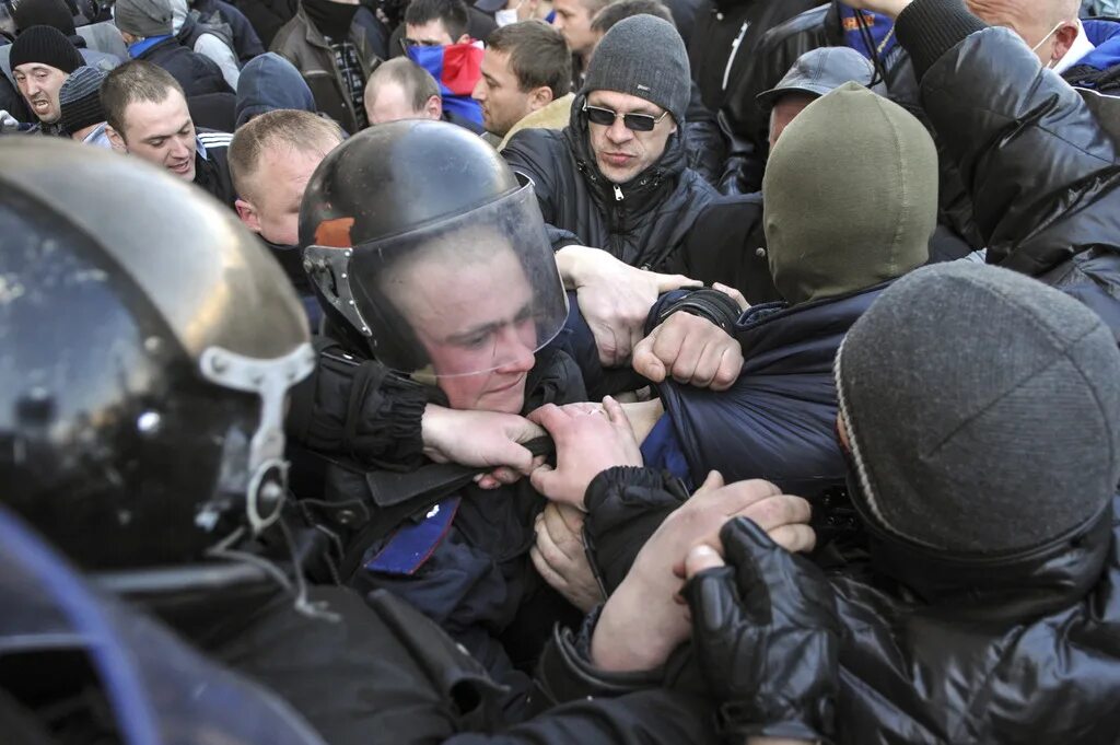 17 апреля 2014. Захват Донецкой обладминистрации. Захват Донецкой областной администрации. Захват Луганской ОГА.