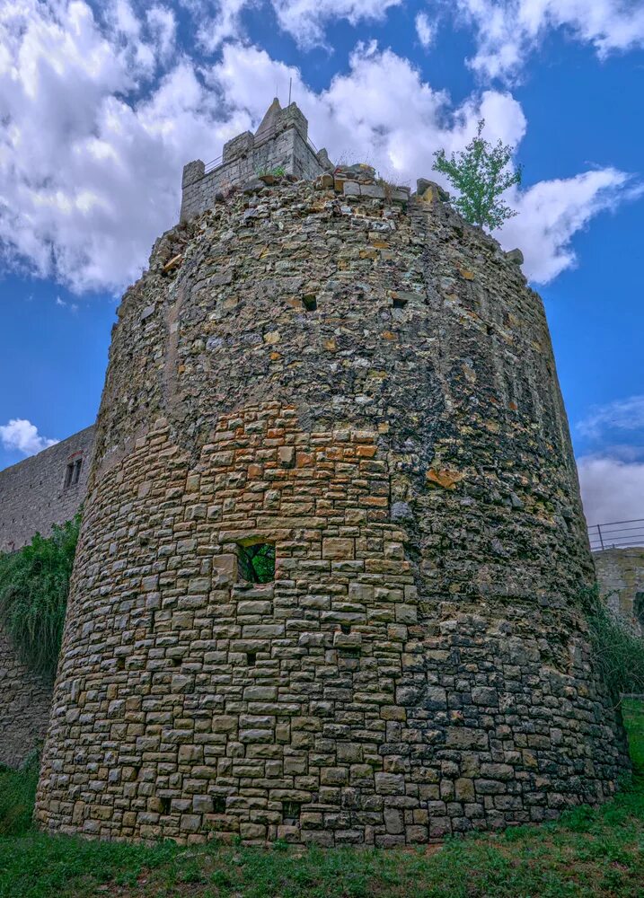 Старая крепость сайт. Старая крепость в Рустави. Лерик Старая крепость. Rudelsburg Castle. Древняя крепость.