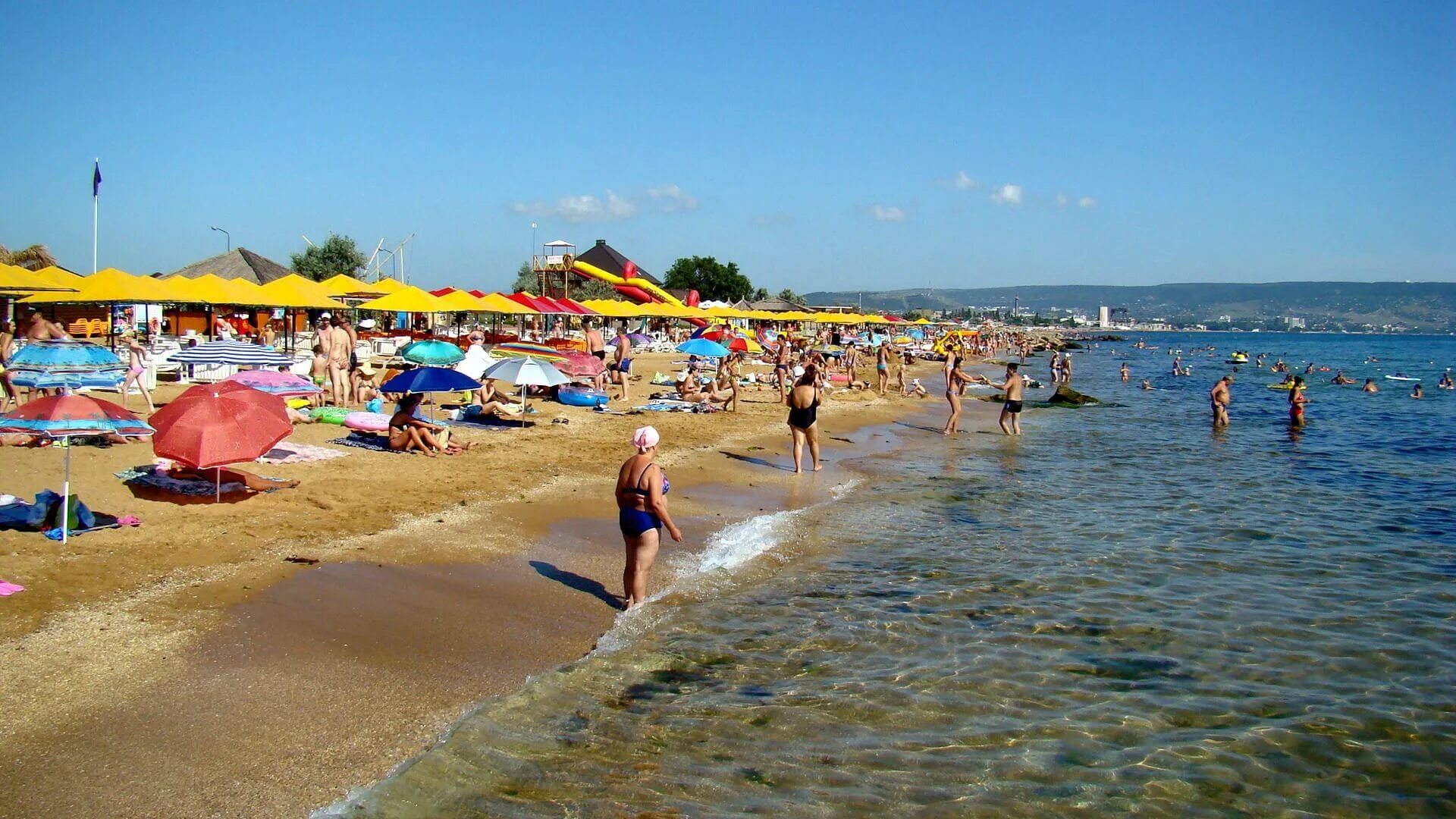 Феодосия берег крыма. Феодосия пляж золотые пески. крым береговое пляж золотые пески. пляж береговое феодосия. крым феодосия золотой пляж.