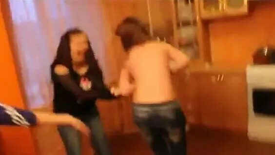 Дома снятое видео пьяных. Пьяные женщины из социальных сетей. Пьяная женщина валяется. Дома снятое видео пьяных. Дома снятое видео пьяных.