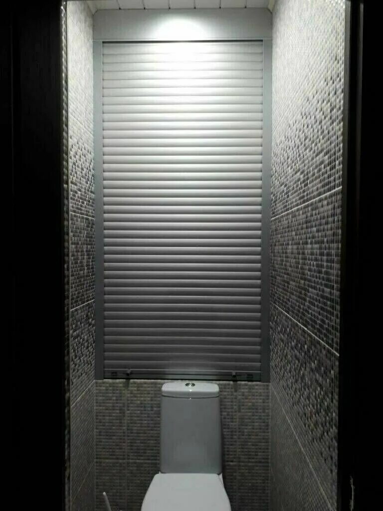 рольставни сантехнические алютех. сантехнические рольставни. рольставни в туалет за унитазом. роллет в туалет. рольставни сантехнические алютех.