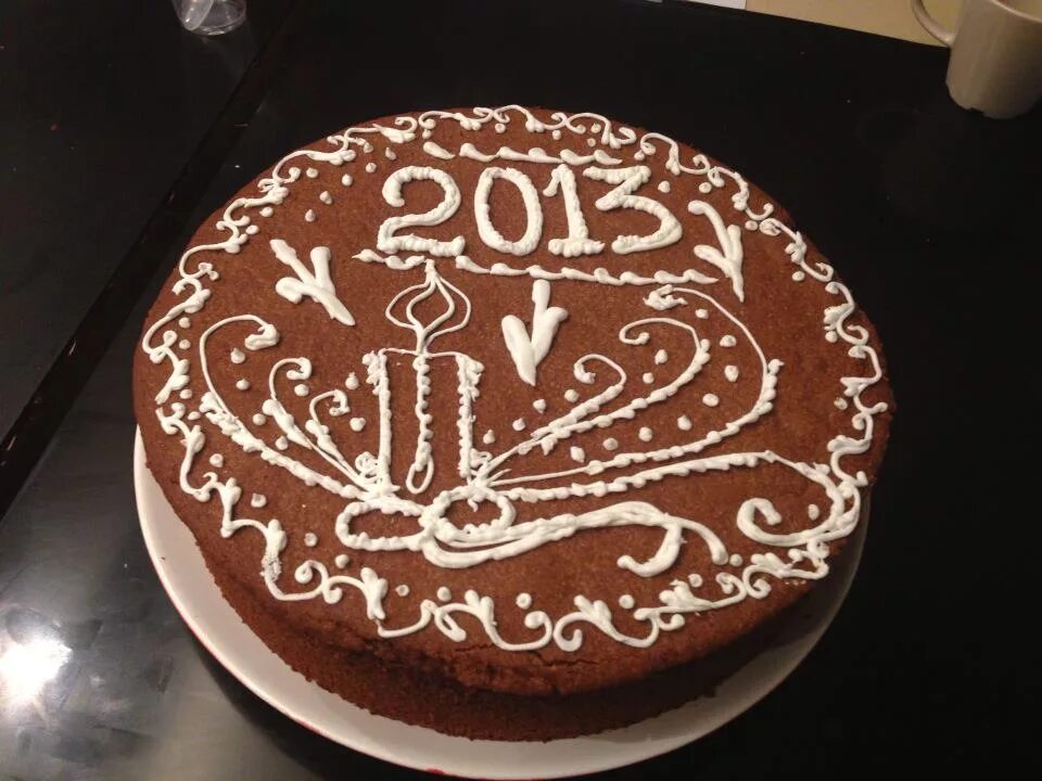 украшения из шоколадной глазури. надпись на торте глазурью. мужской муссовый торт с надписью. торт покрытый кандурином. глазурь для надписи на торте.