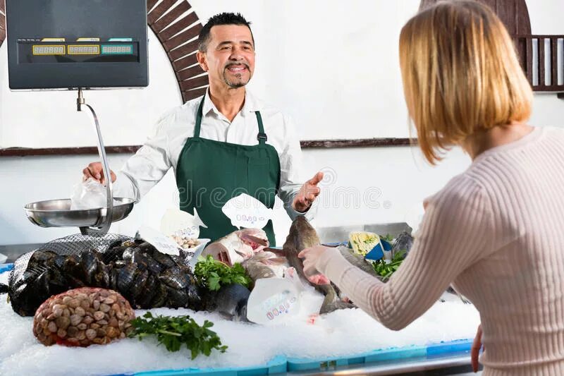 Переработка рыбы. Пищевая промышленность рыбная. Ооо рыбокомбинат "островной". Рыбный работник. Человек с рыбой logo.