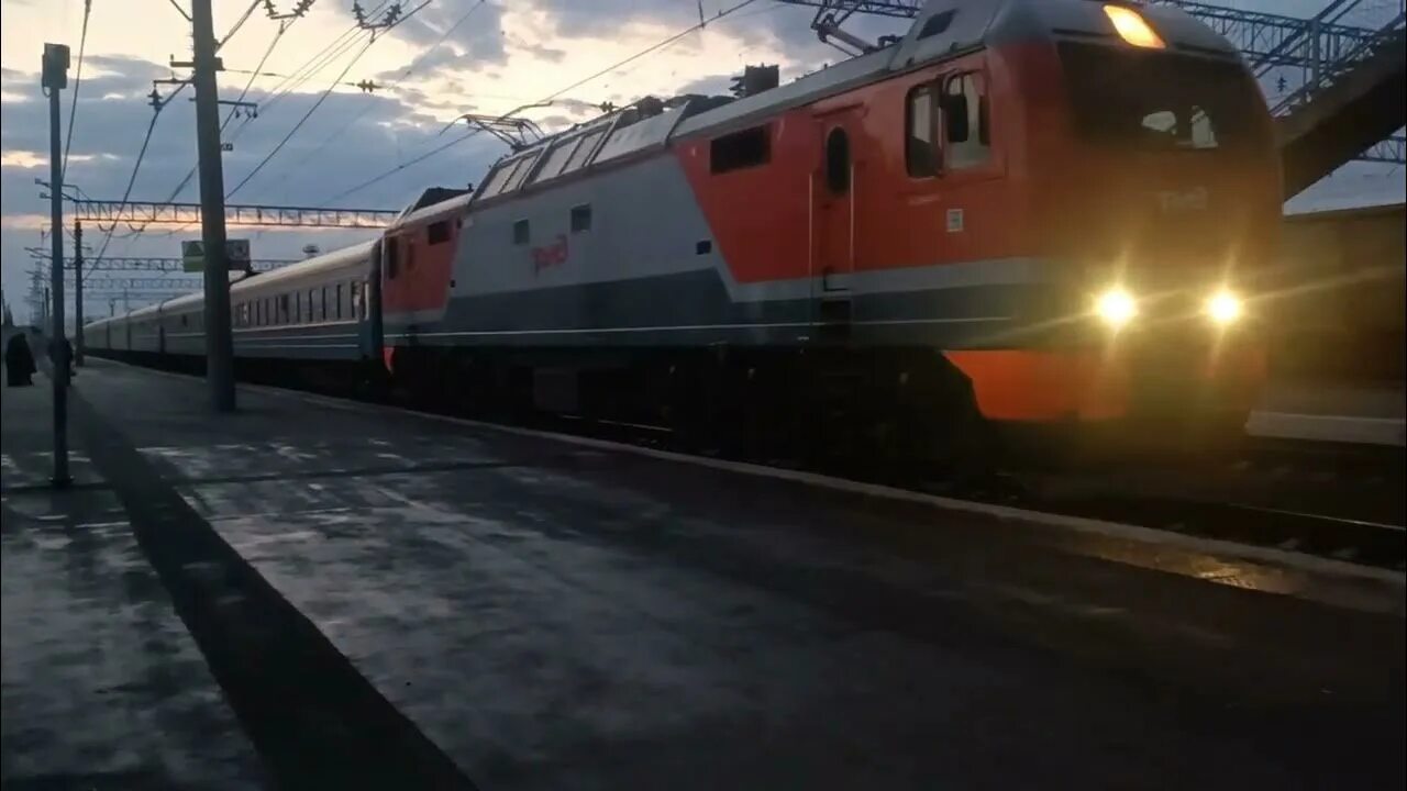 Поезд 114ц. Пассажирский Локомотив эп2к. Электровоз эп2к. Скорый поезд. Локомотив поезд РЖД.