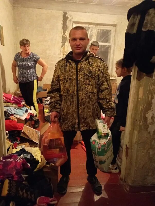 Андрей лысенко волонтер донбасс. Акция сдай макулатуру спаси дерево. Владимир ворсобин. Акция макулатура в детском саду. Андрей лысенко донецк волонтер.