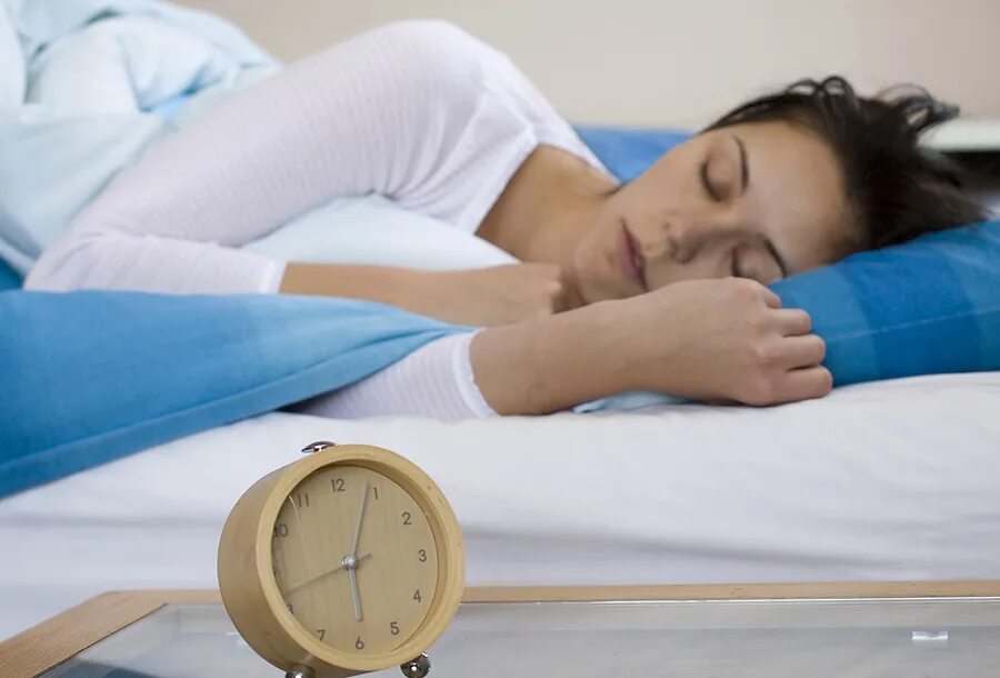 Поспать 20. Изучение сна. Сон способствует картинки. Будильник у кровати жалюзи.
