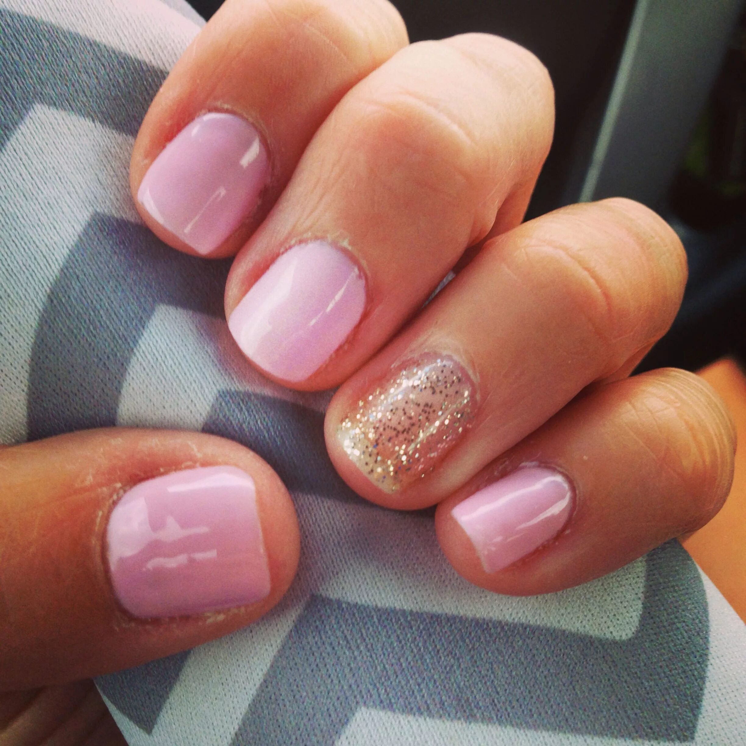 Покрытие ногтей шеллаком. Маникюр цвета. Cnd shellac rose bud. Малиновые ногти. Шеллак для ногтей.