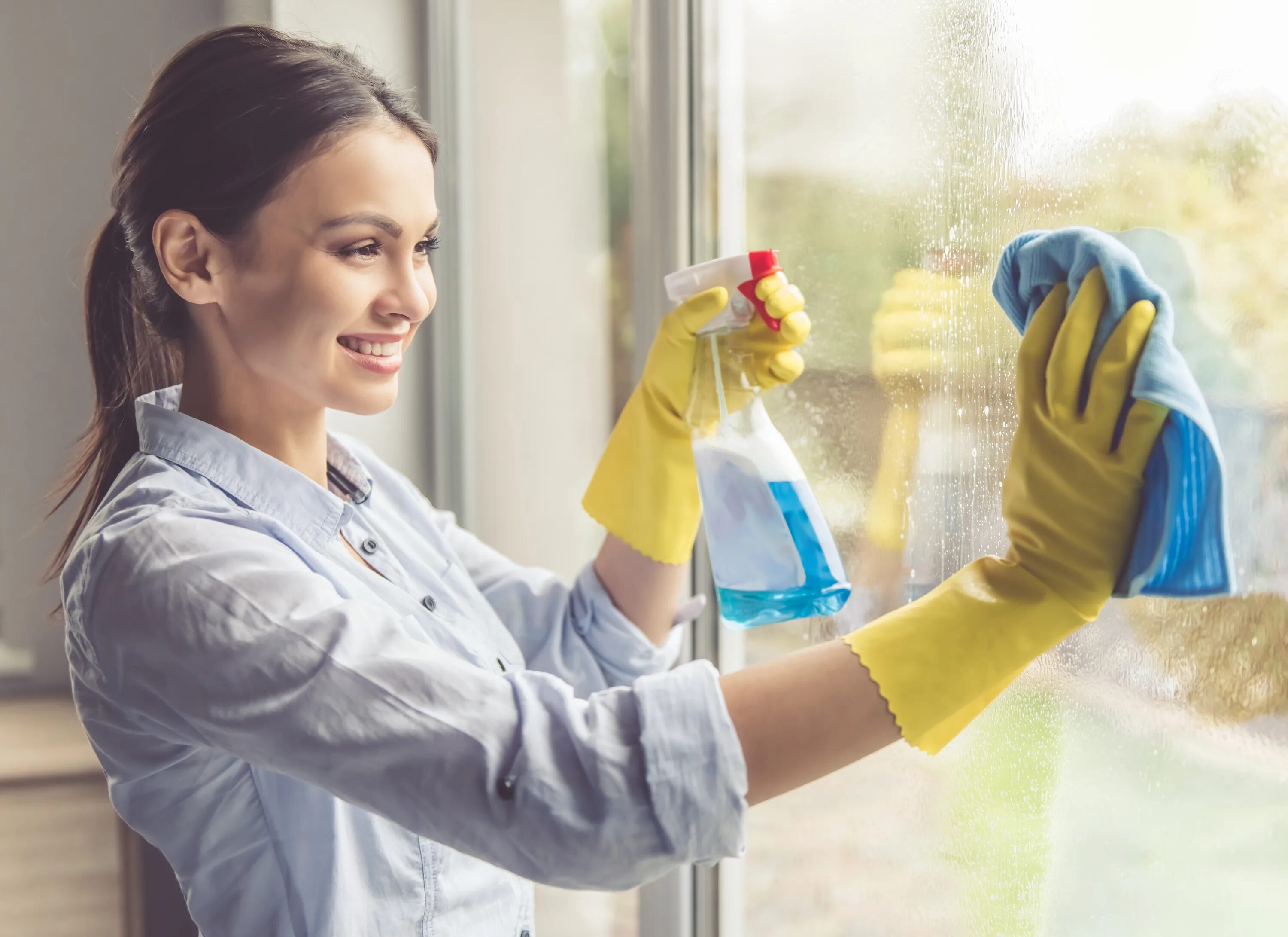 Woman cleaning. Уборка. Мойка окон. Клининг. Мытье окон.