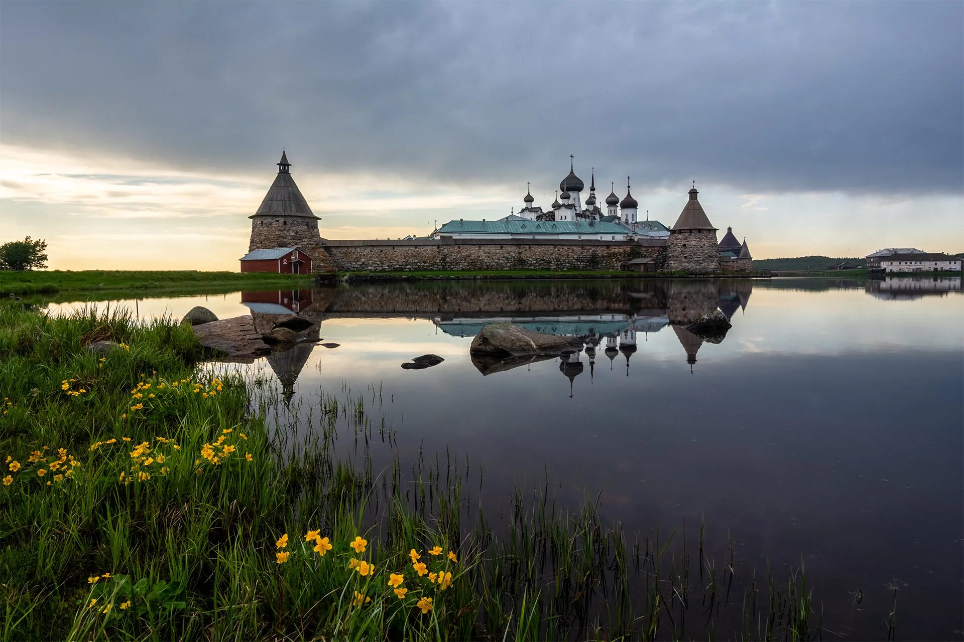 Соловецкие острова это крупнейший архипелаг. Карелия соловецкие острова. соловецкие острова белые ночи. соловецкий монастырь на белом море белая ночь. соловецкие острова роскартография.