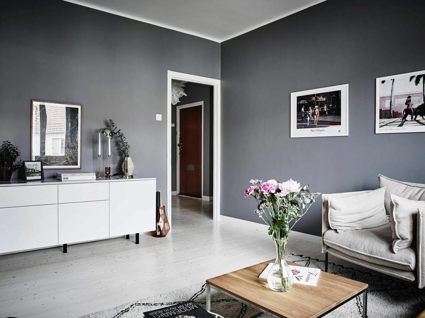 Dark walls and a bright kitchen - COCO LAPINE DESIGN Living room grey, Living ro
