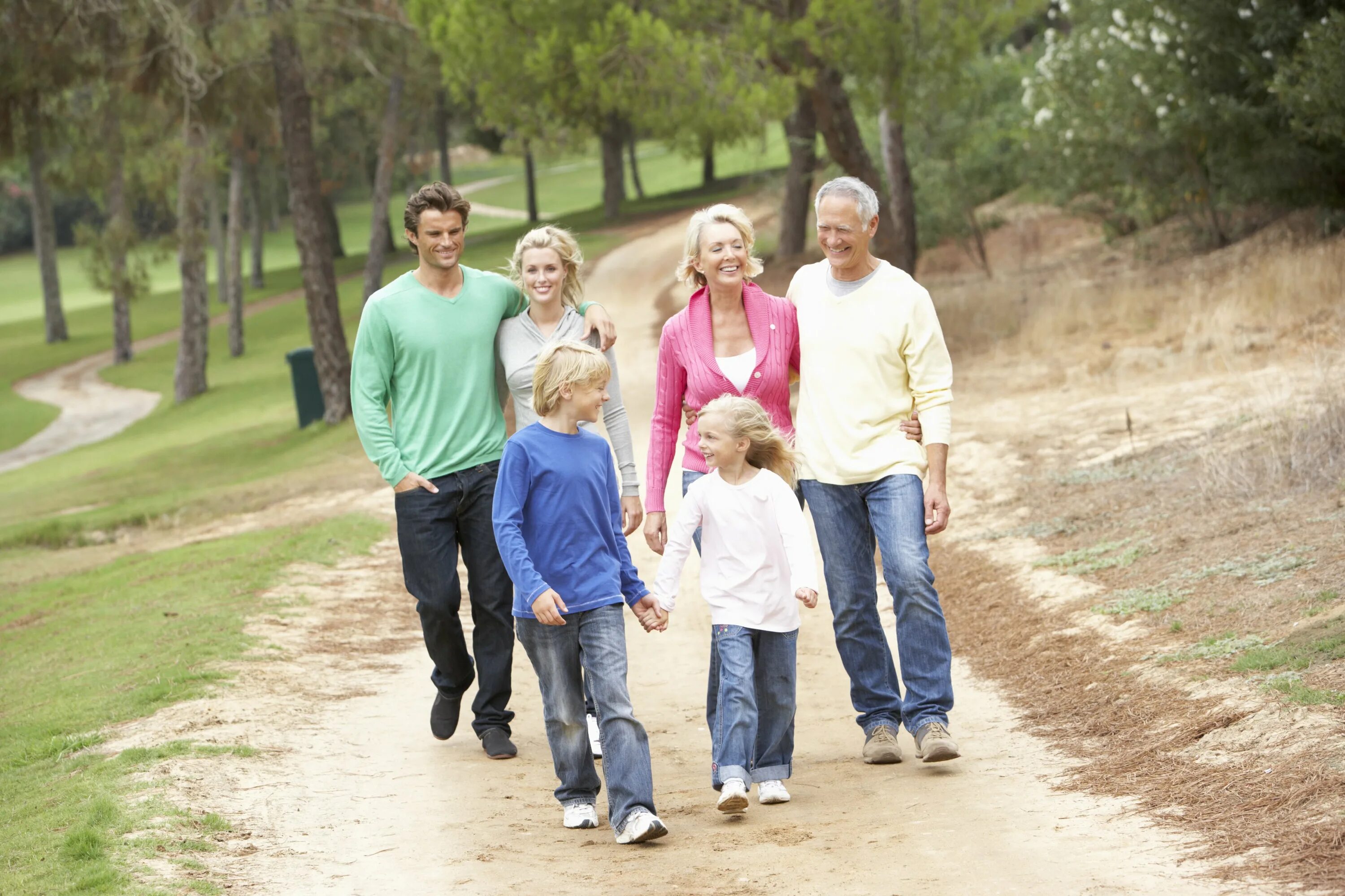 По количеству поколений. Семья на прогулке. Счастливая семья на прогулке. Большая семья на прогулке. Семьи с тремя детьми на прогулке.