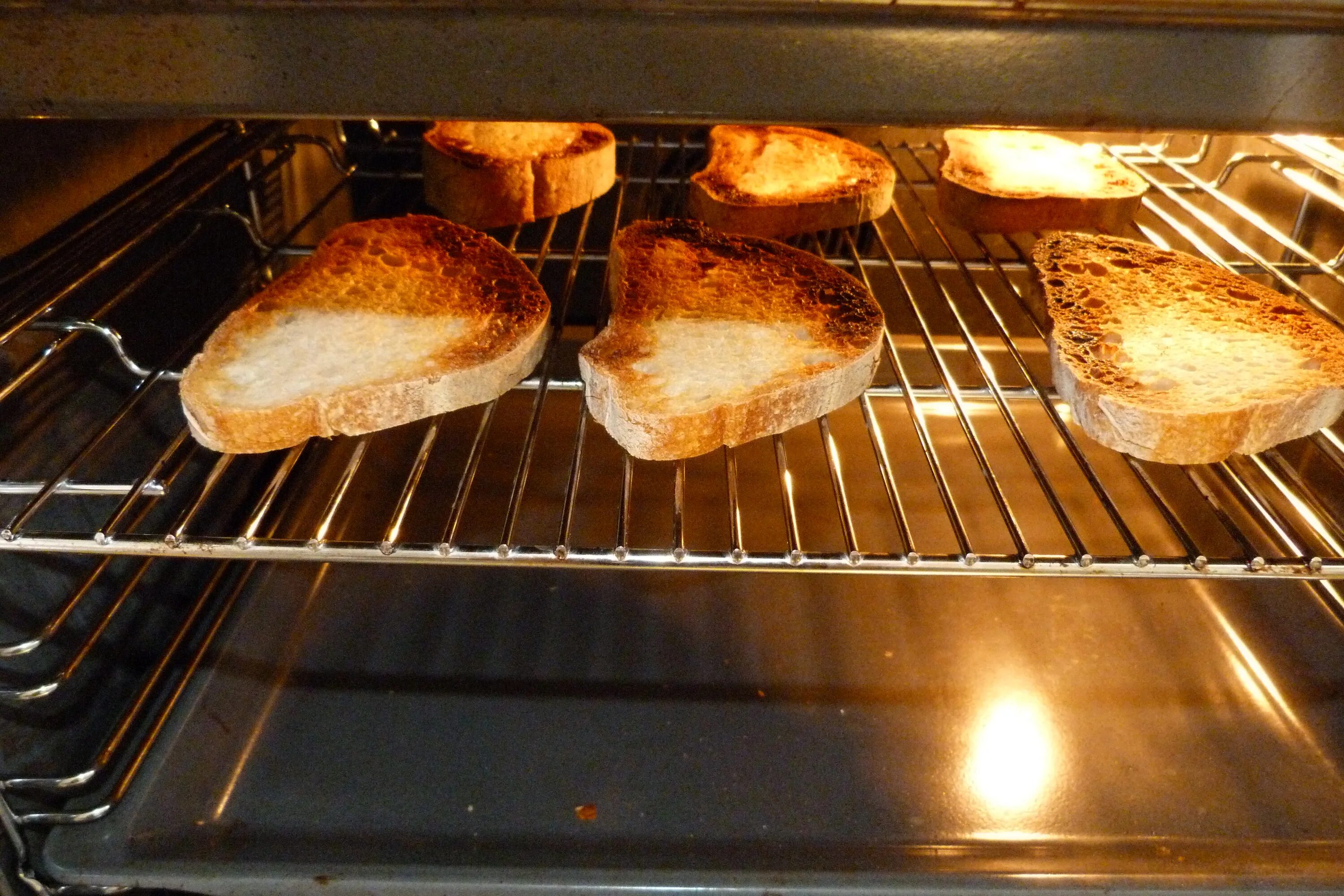 Мини хлеб в духовке. Хлеб на гриле. Хлеб на электрогриле. Поджаренный хлеб на гриле. Хлеб гриль квадратный.