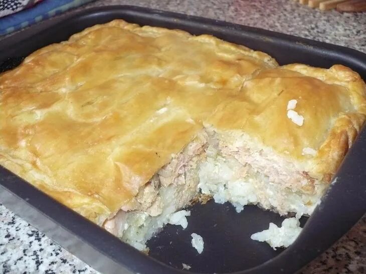 Рыбник пирог с рыбой. Пирог с рыбой в духовке. Рыбный пирог. Штолле пирог с рыбой. Пирог из судака с рисом.