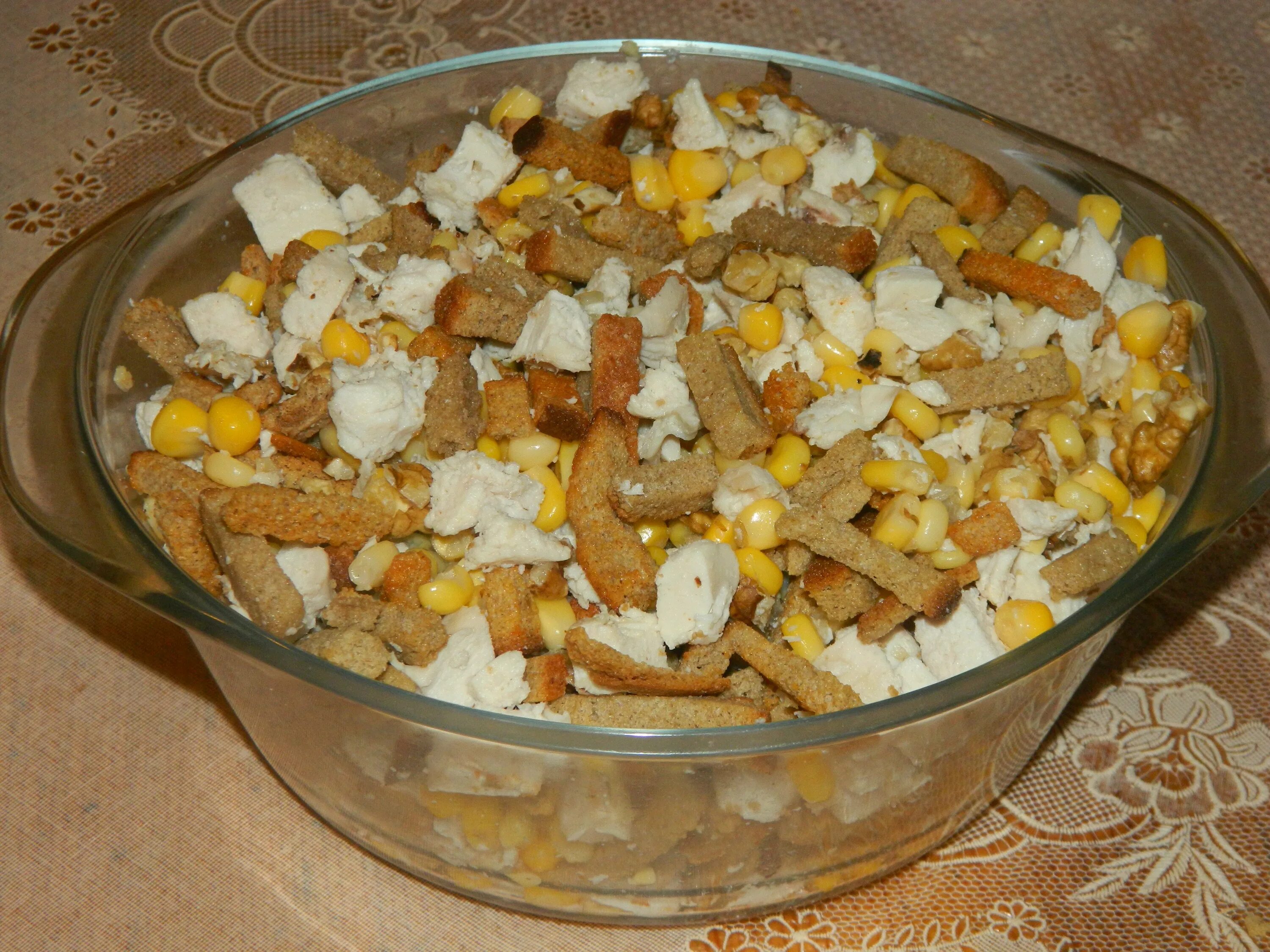 Салат с кириешками и колбасой и кукурузой. Салат кукуруза фасоль кириешки. Салат из кириешек и кукурузы. Кукуруза кириешки. Салат с сухариками "королевский".