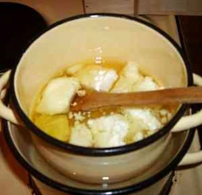 Мед на водяной бане. Как правильно топить жир. Вытопить сало барсука. Как правильно топить жир. Растопленное сало.