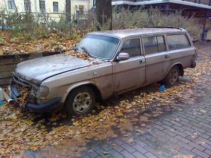 Брошенный автомобиль во дворе