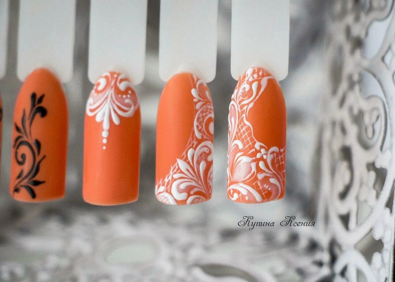 Вензеля фото. Вензеля на ногтях. Дизайн ногтей вензеля. Оранжевый маникюр с вензелями. Рисование вензелей на ногтях.