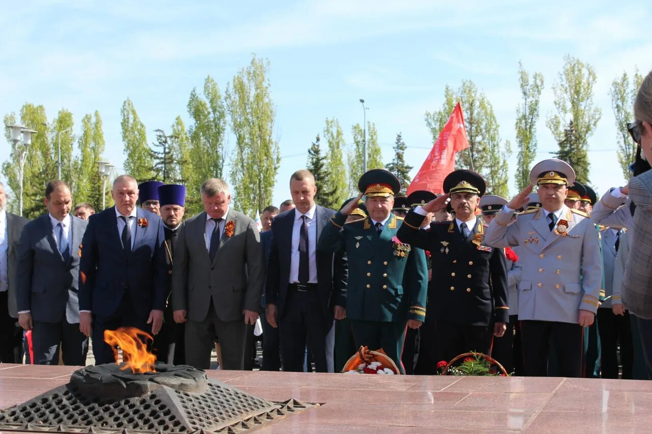 Парк Победы Саратов возложение цветов. День Победы в парке Победы в Саратове 2022 года. Возложение журавлей к памятнику. Журавли Саратов вечный огонь.