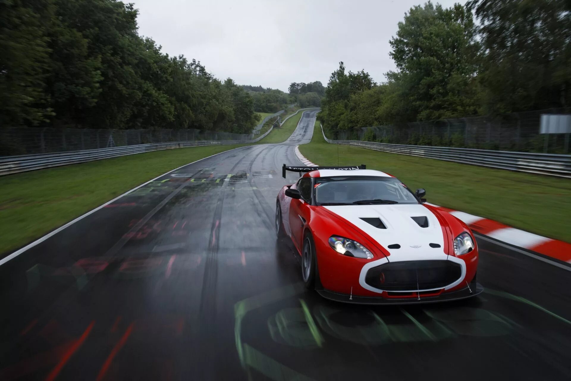 Гонки про автомобили. Aston Martin v12 Zagato Race car. Aston Martin v12 Zagato 2011. Aston Martin Zagato в гонках. Трековые автомобили.