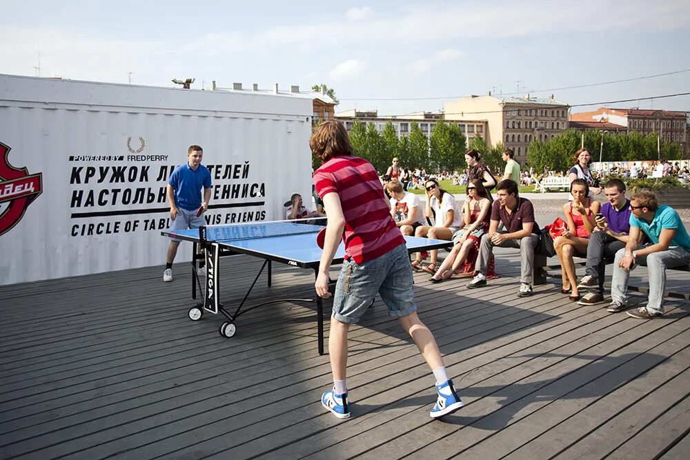 Спортуикэнд читать свежий. Теннис лужайка СПБ. Настольные теннисные клубы в СПБ. Настольный теннис на свежем воздухе. Остров новая Голландия теннис.