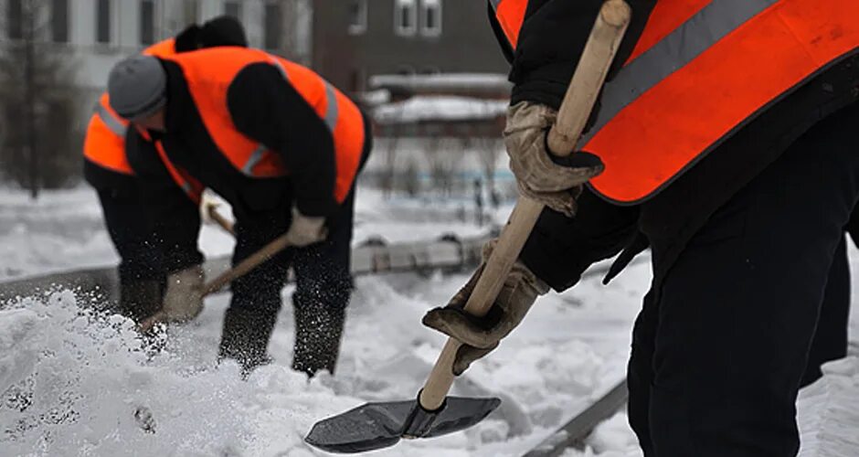 Дворник зимой. Дорожники чистят снег. Дорожники чистят снег. Дорожники чистят снег. Кдм уборка снега.