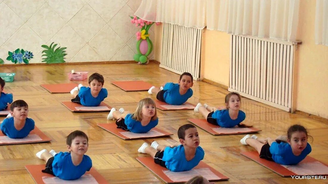 Гимнастика в детском саду. Занятия физкультурой в детском саду. Физкультурные занятия в детском саду. Занятия по физкультуре в подготовительной группе. Физкультура для детей подготовительной группы.