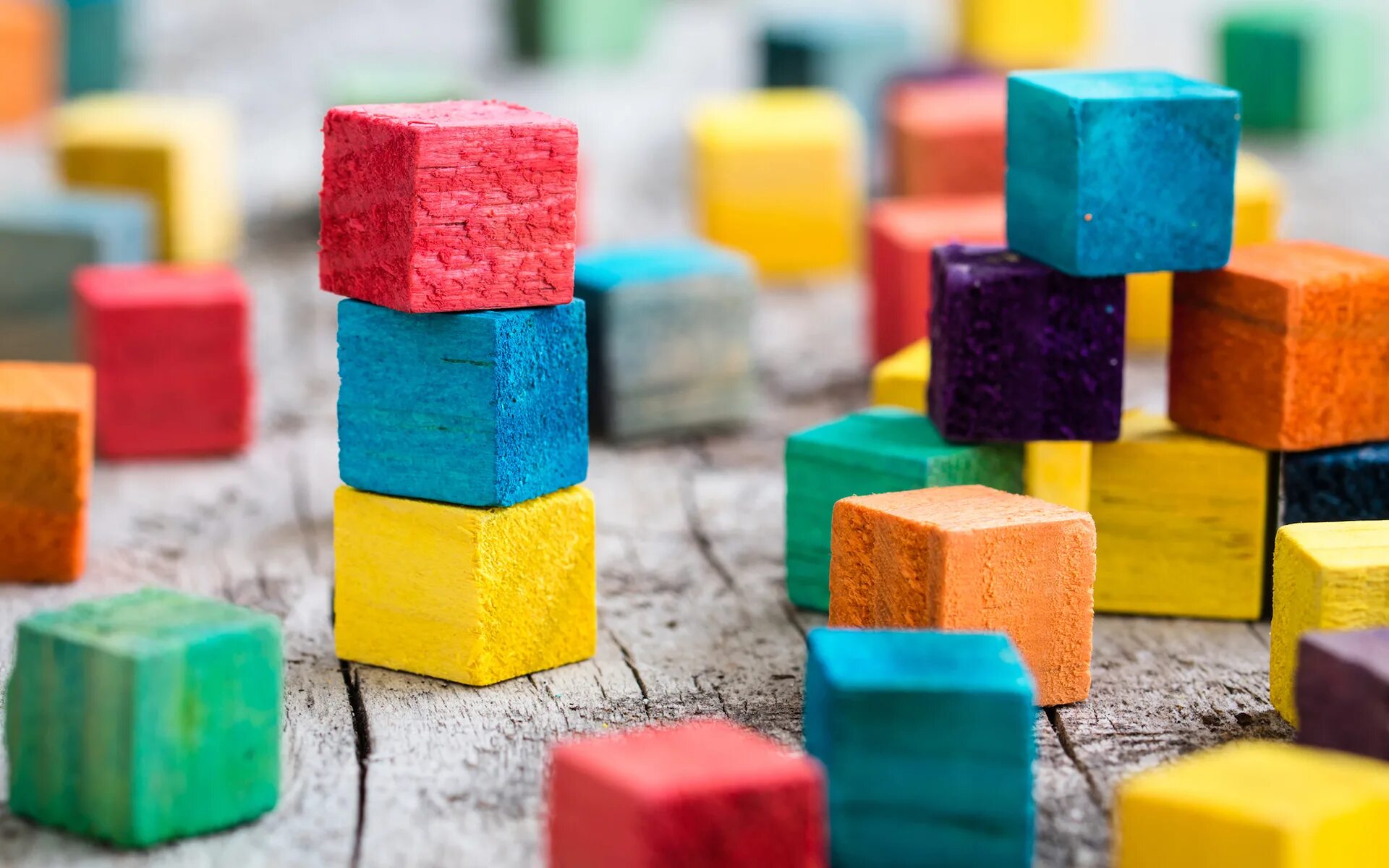 Кубики. Разноцветные кубики. Кубики цветные детские. Разноцветные кубики фон. Деревянные кубики разноцветные.