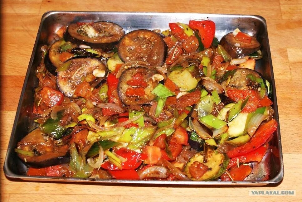 Говядина запеченная с овощами в духовке. Мясо с овощами в духовке. Свинина запеченная с овощами в духовке. Запечь мясо с овощами в духовке. Свинина с овощами в дух.