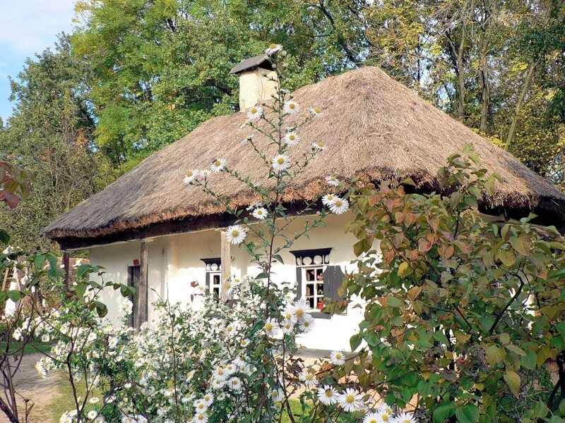 расписные украинские хаты. хата мазанка кубань. кафе борщок севастополь. изба мазанка. сорокин хутор севастополь ресторан.