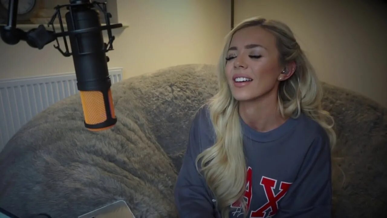 Britney spears britney spears. песенник блондинка. девушка транс блондинка. девушка с инструментом музыкальным на фоне неба. музыка под блондинку.