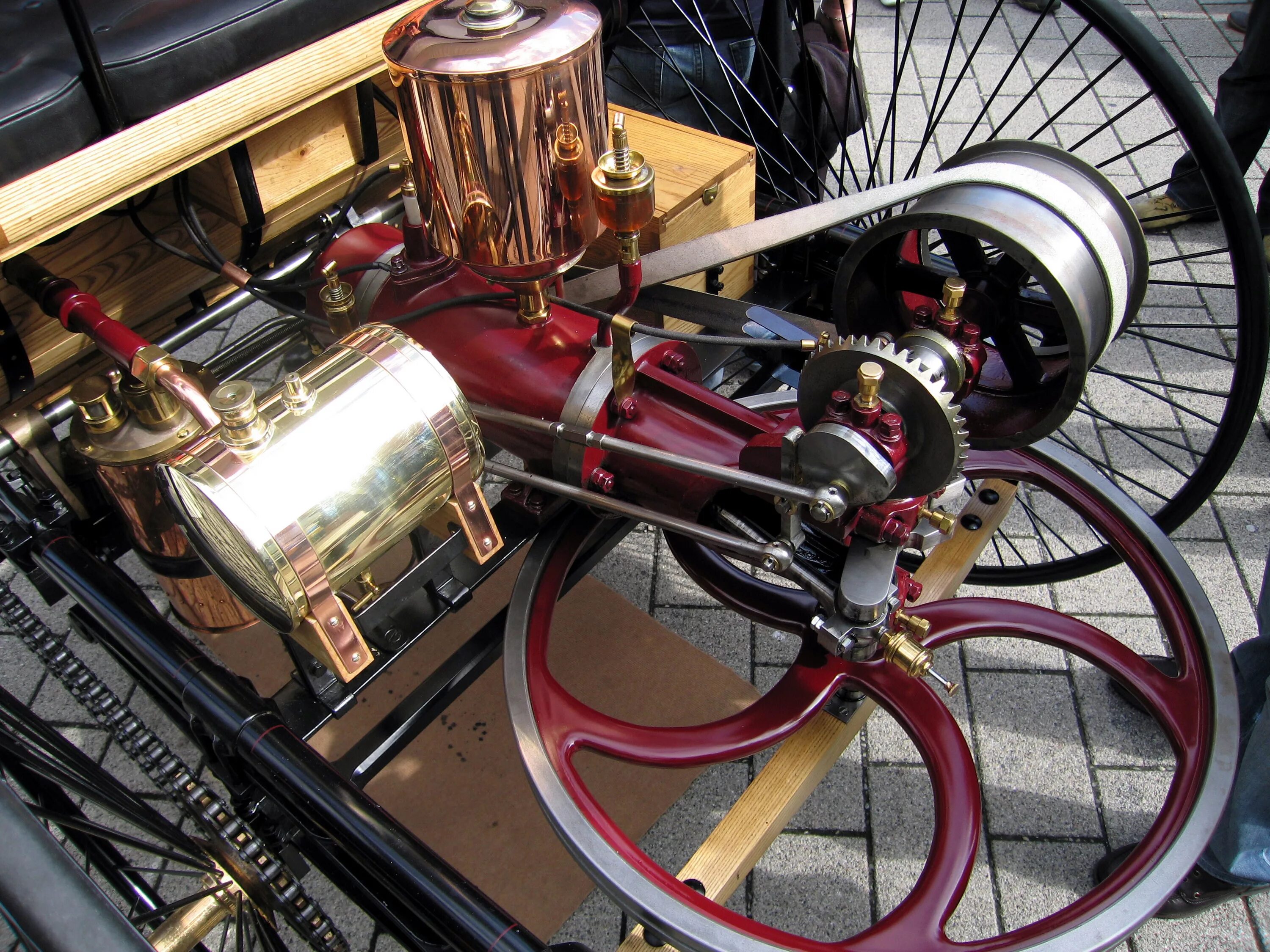 Первый автомобиль внутреннего сгорания. Benz Patent-Motorwagen 1886 двигатель. Benz Patent-Motorwagen двигатель.
