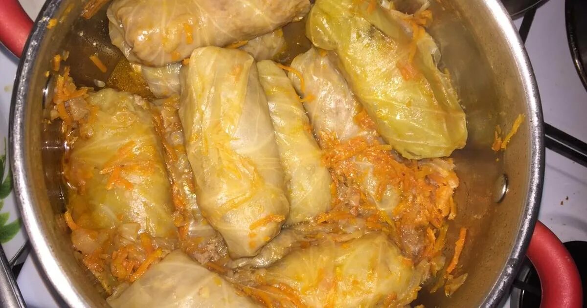 Как пожарить замороженные голубцы. Голубцы в кастрюле. голубцы домашние. голубцы из свежей капусты. голубцы в кастрюле на плите.