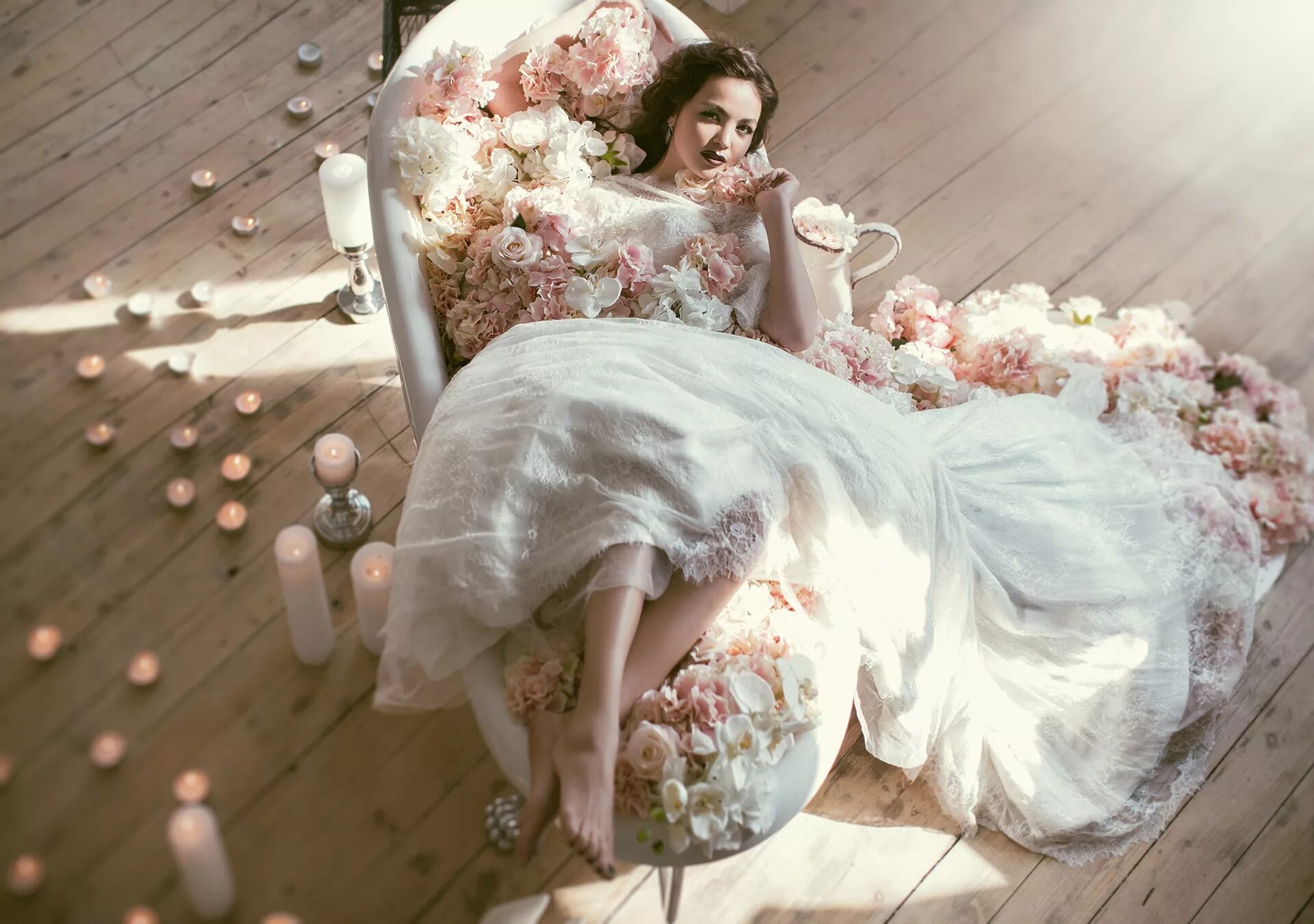 Стала твоей невестой. Фотосессия в свадебном платье. Фотосъемка с цветами. Невесты в свадебных платьях. Девушка в свадебном платье.