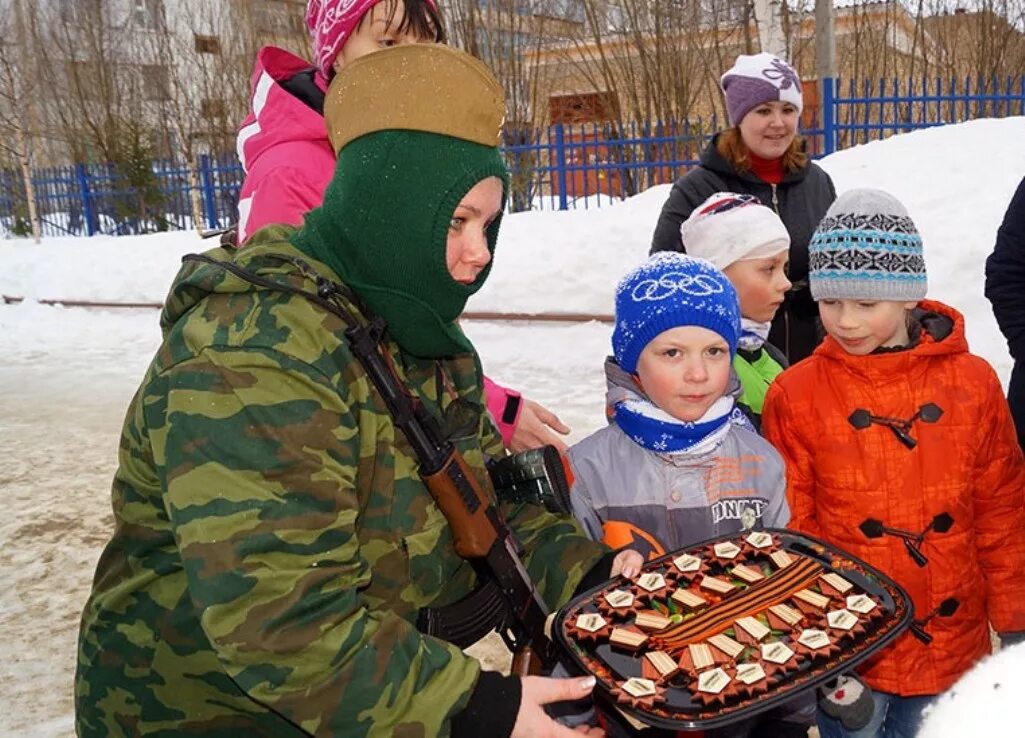 Игра военные в детском саду. Зарница к 23 февраля в детском саду на улице. Зимняя Зарница в детском саду. Зимняя Зарница в ДОУ. Зарница в детском саду на улице зимой.