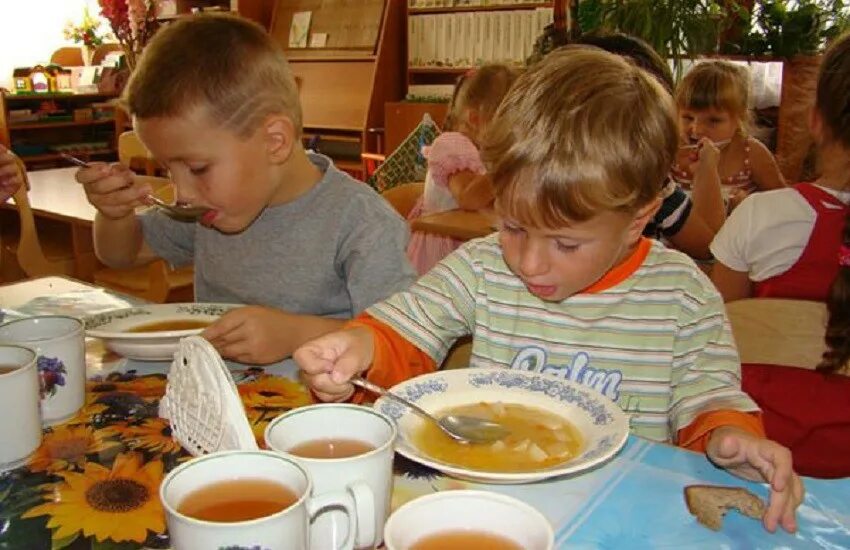 Еда в детском саду. Полдник в детском саду. Питание детей в детском саду. Дети кушают в детском саду.