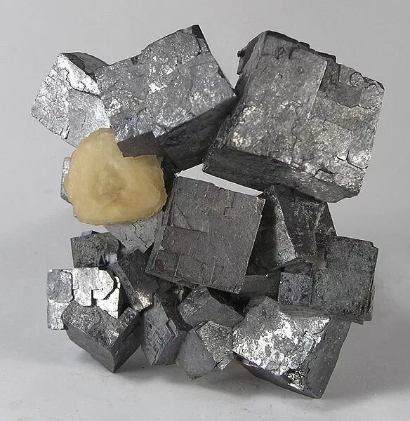 Кристаллы стали. Серебряные минералы. кристаллы сталь металлов. kristal minerals пигмент.